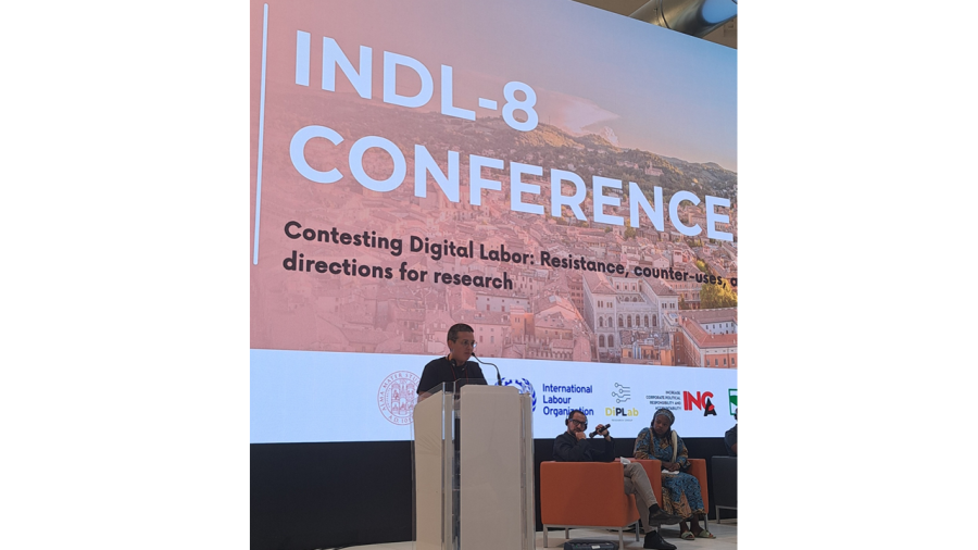 una delegata sindacale interviene raccontando l'esperienza