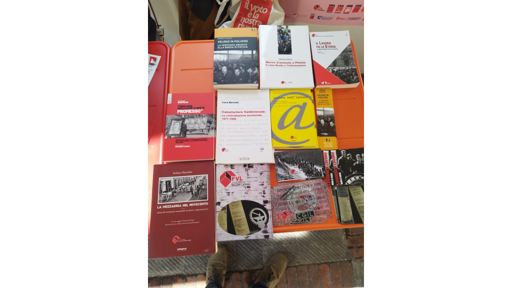 Banchetti con materiali in distribuzione