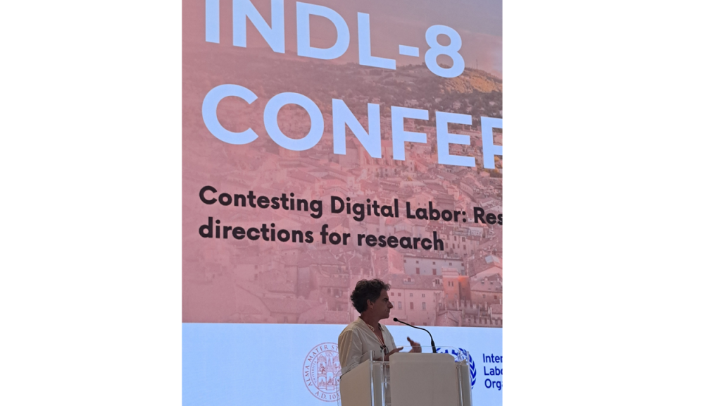 una persona parla sul palco ad un leggìo